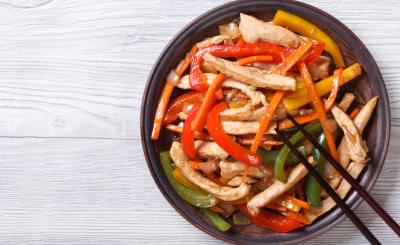 Рецепт дня: фунчоза с курицей и овощами