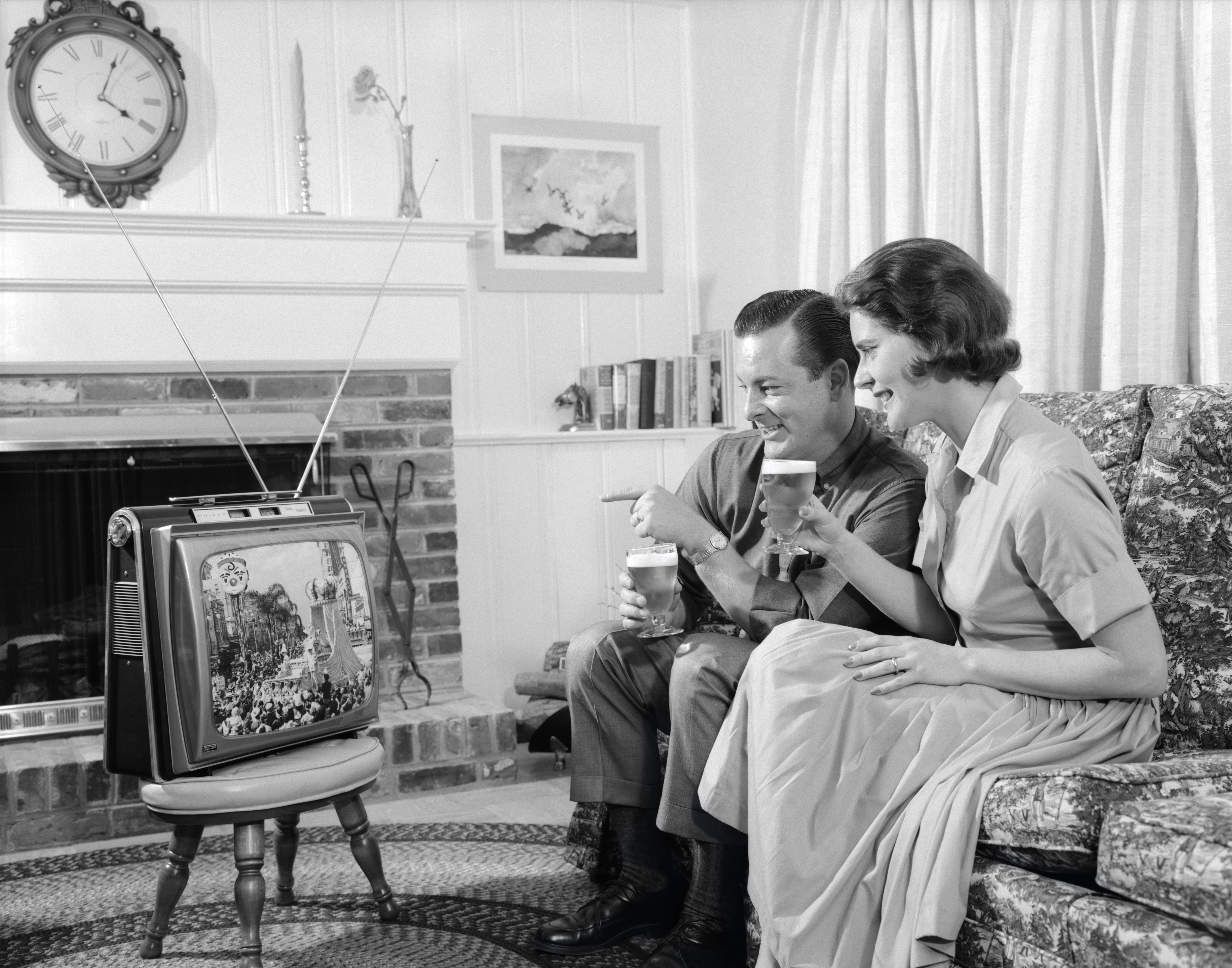 Просмотр передачи телевизора. Ретро телевизор. Телевизор 1950-х годов. Старинный телевизор. Телевизор 1960.